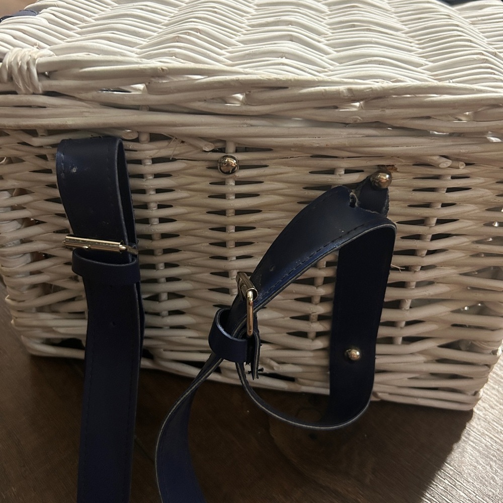 4 Person White Wicker Picnic Basket Set Insulated Cooler Navy Blue Straps - Picture 3 of 7